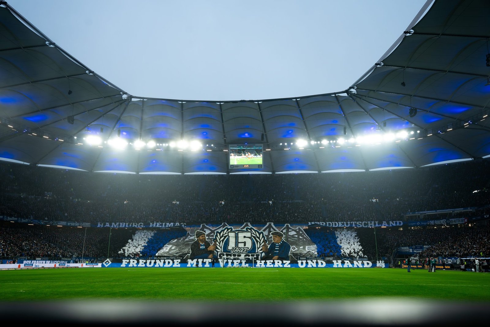 Volksparkstadion bei Flutlicht mit großer Choreografie der Nordtribüne beim Spiel des HSV — Foto von Philipp Heist.